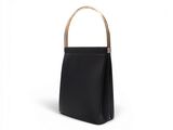 un sac à main noir avec une poignée dorée sur fond blanc