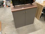 une télévision posée sur un meuble