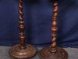 paire de bougeoirs anciens en bois avec des socles tournés