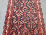 un vieux tapis persan aux motifs rouges et bleus