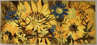 tableau représentant des fleurs jaunes et bleues dans un vase posé sur une table