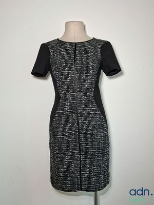 une robe noire et blanche sur un mannequin mannequin mannequin mannequin mannequin mannequin mannequin mannequin mann