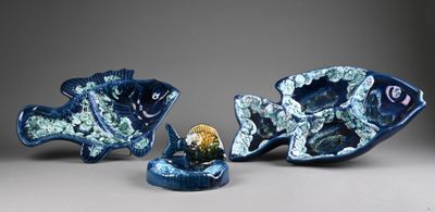 deux figurines de poissons bleus posées l'une à côté de l'autre sur une table