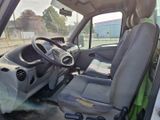 vue de l'intérieur d'un camion depuis le siège du conducteur