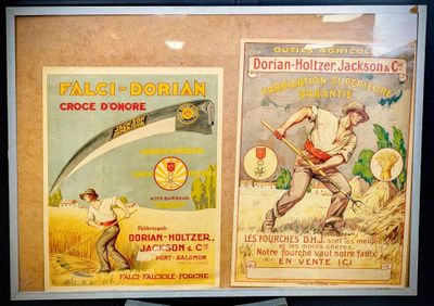 deux affiches encadrées exposées dans une vitrine