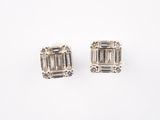 une image d'une paire de boucles d'oreilles en diamant sur fond blanc