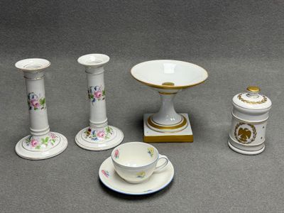 Lot de porcelaines comprenant: