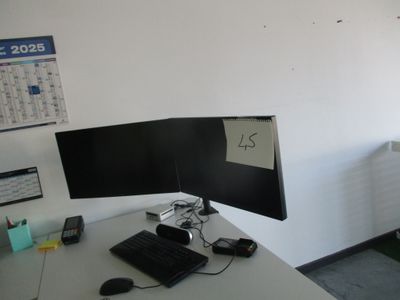 un bureau équipé d'un écran d'ordinateur et d'un clavier