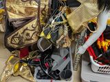 un mannequin vêtu de nombreux vêtements et accessoire