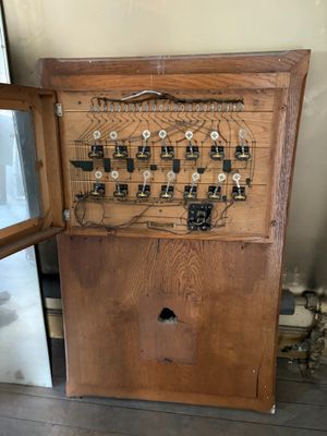 Ancien panneau téléphonique de l’hôtel Roederer.