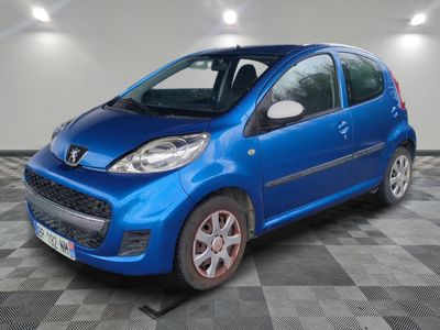 la photo d'une petite voiture bleue garée dans un garage