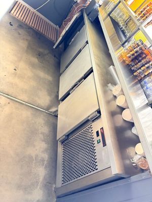 une photo d'une cuisine professionnelle avec beaucoup d'aliments posés sur le plan de travail