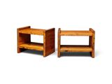 deux petites tables en bois placées l'une à côté de l'autre sur une surface blanche