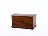 une vieille boîte en bois posée sur une surface blanche