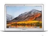 un ordinateur portable MacBook Air d'Apple avec une montagne en arrière-plan