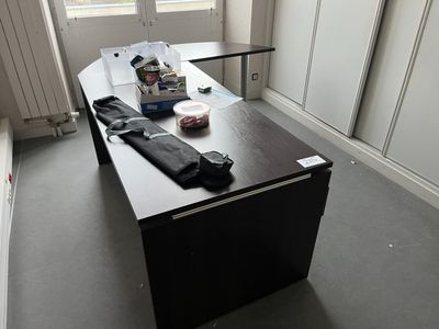 Bureau en mélmainé avec retour imitation bois foncé.