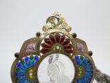 une bague en argent sur laquelle est gravée l'image d'une femme