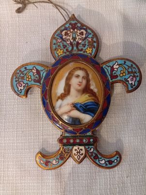 une image représentant une femme sur une croix