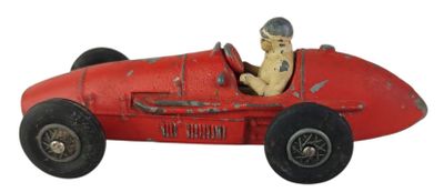 une petite voiture rouge avec un chien à l'intérieur