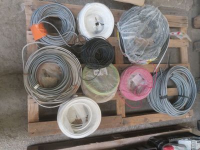 une palette en bois sur laquelle sont posés de nombreux types de fils différents