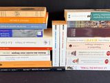 plusieurs livres sont empilés sur une table