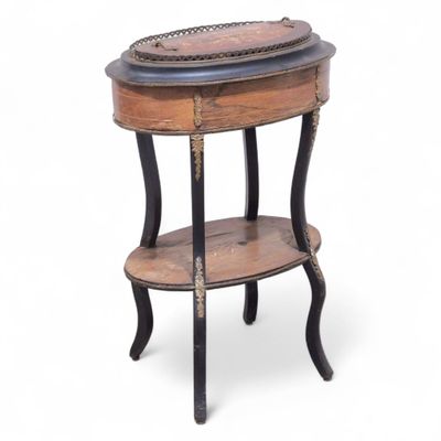 JARDINIERE en bois de placage et marqueterie de fleurs, tabl…