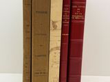 trois livres sont alignés les uns sur les autres sur une surface blanche