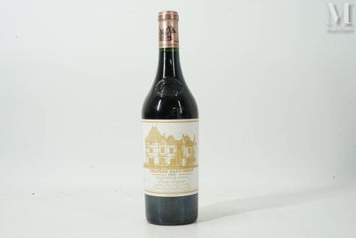 une bouteille de vin posée sur une table