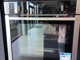 un four encastré dans le mur de la cuisine
