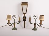 trois lampes fixées au mur