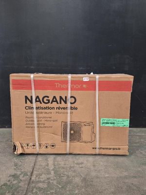 une boîte en carton posée sur le sol