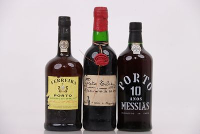 trois bouteilles de vin posées les unes à côté des autres sur une surface blanche