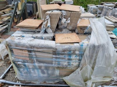 une pile de boîtes posées sur le sol