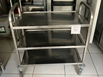 un chariot en acier inoxydable muni de trois étagères, dans une cuisine