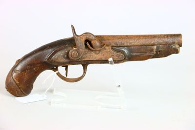 un gros plan d'un pistolet sur une surface blanche avec un fond blanc