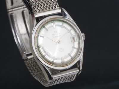 une montre posée sur une surface noire