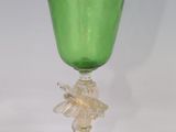 gobelet en verre vert avec une décoration florale sur le pied