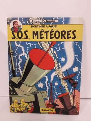 un livre sur la couverture duquel figure la photo d'un homme penché sur un télescope