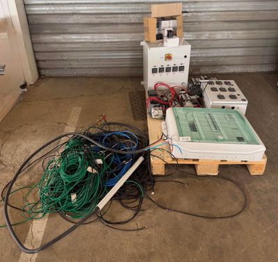 un tas de câbles et d'autres équipements électriques posés sur une palette