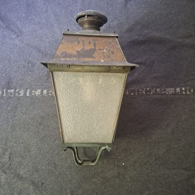 a light that is hanging from the side of a wall