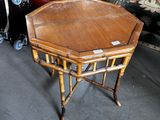 une petite table avec un plateau en bois dans une pièce
