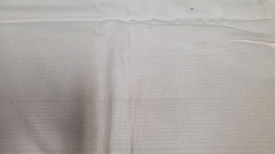 un morceau de tissu blanc assemblé par des points de couture