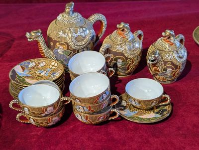 de nombreuses tasses et soucoupes posées sur une table