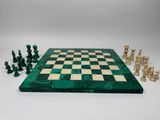 un gros plan d'un échiquier avec des pièces de jeu dessus