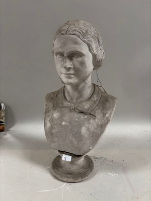 un buste de femme posé sur une table, à côté d'une paire de chaussures