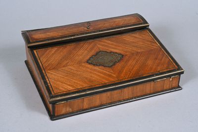 Écritoire en bois de rose et filets composites centré d'un c…