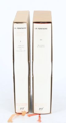 deux boîtes de parfum posées l'une à côté de l'autre sur une surface blanche