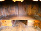 un banc en bois dans un coin de la pièce