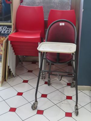 deux chaises rouges et une chaise blanche dans un coin de la pièce