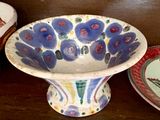un petit bol posé sur une table à côté d'une assiette